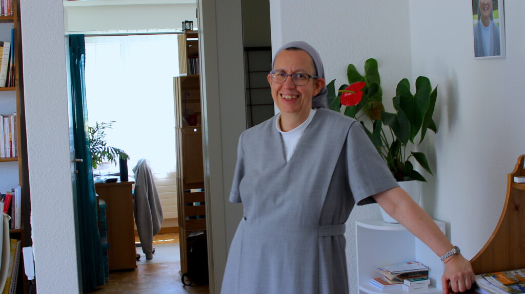 Soeur Véronique lebt zusammen mit Soer My-Lan und Souer Denize in der Wohnung in La Chaux-de-Fonds. Mit ihrem elektrischen Roller fährt sie durch La Chaux-de-Fond und durch die Umgebung zur Arbeit.